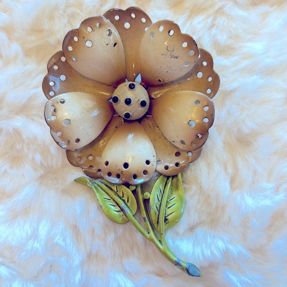 HEDY flower brooch